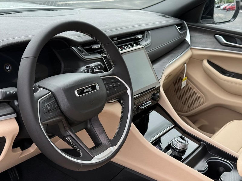 Jeep Grand Cherokee L Vehicle Full-screen Gallery Image 22