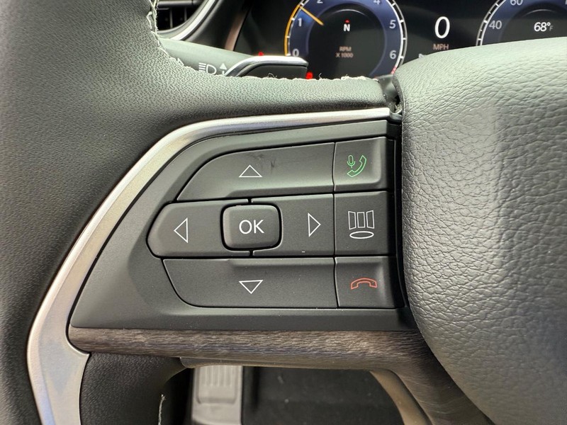 Jeep Grand Cherokee L Vehicle Full-screen Gallery Image 23