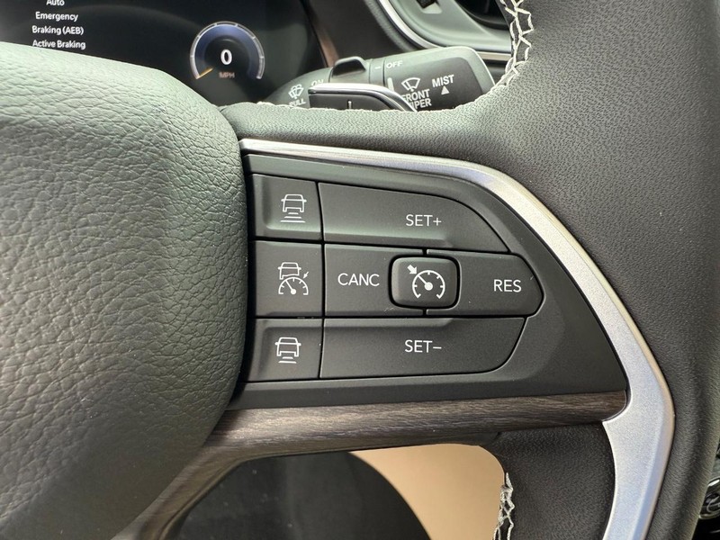 Jeep Grand Cherokee L Vehicle Full-screen Gallery Image 24