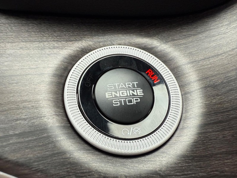 Jeep Grand Cherokee L Vehicle Full-screen Gallery Image 25