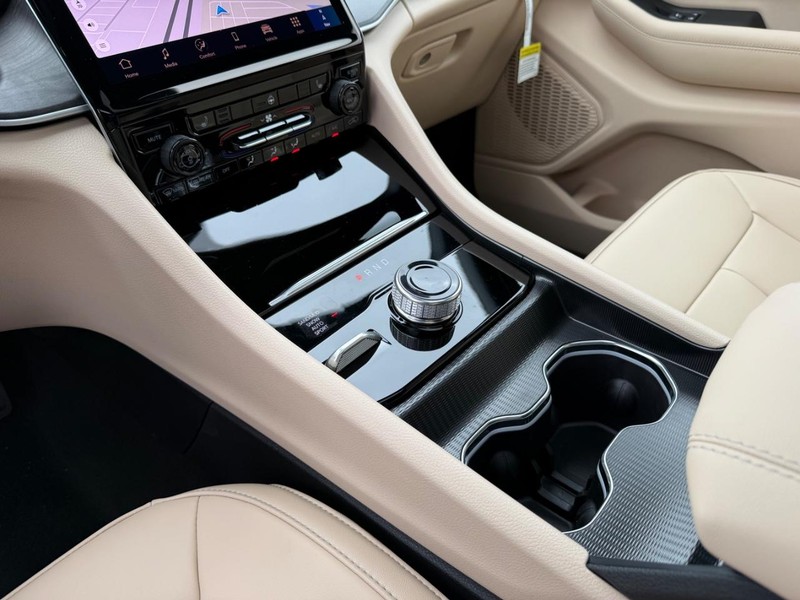 Jeep Grand Cherokee L Vehicle Full-screen Gallery Image 30