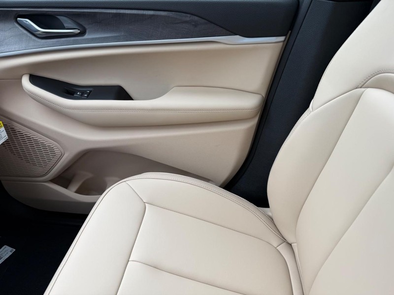 Jeep Grand Cherokee L Vehicle Full-screen Gallery Image 31