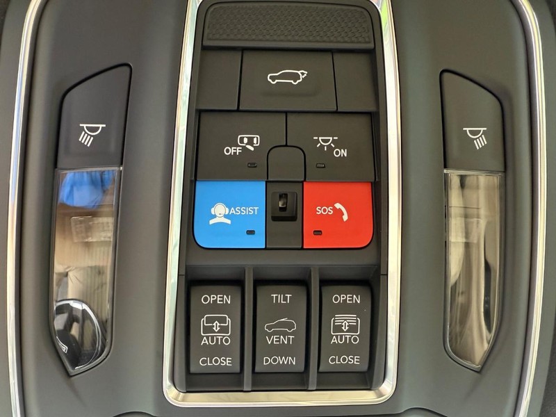 Jeep Grand Cherokee L Vehicle Full-screen Gallery Image 32