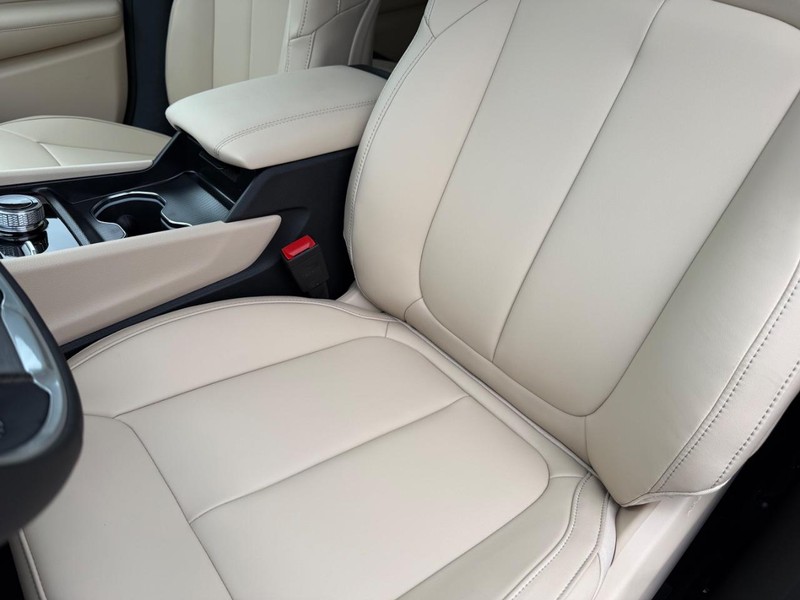 Jeep Grand Cherokee L Vehicle Full-screen Gallery Image 35