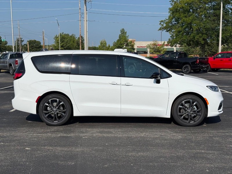 Chrysler Pacifica Vehicle Full-screen Gallery Image 2