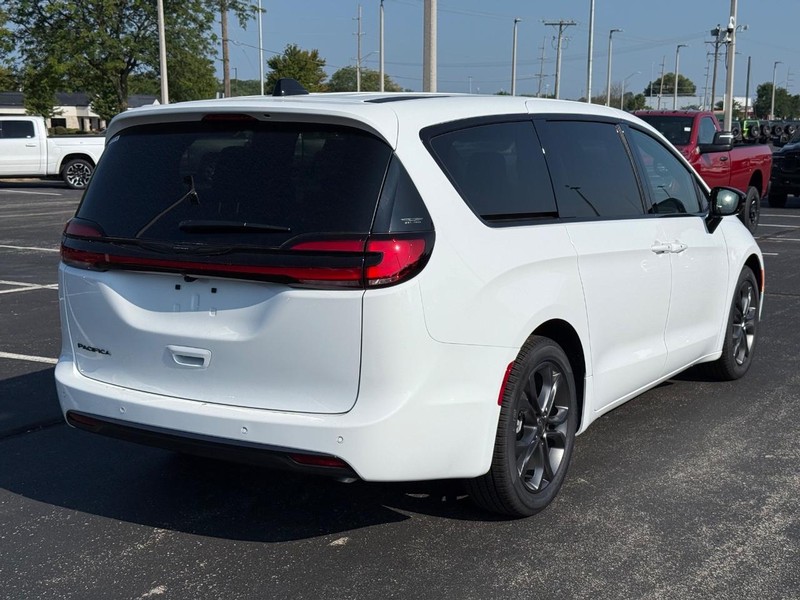 Chrysler Pacifica Vehicle Full-screen Gallery Image 3