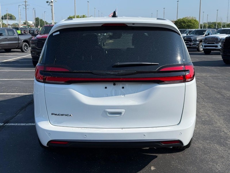 Chrysler Pacifica Vehicle Full-screen Gallery Image 4