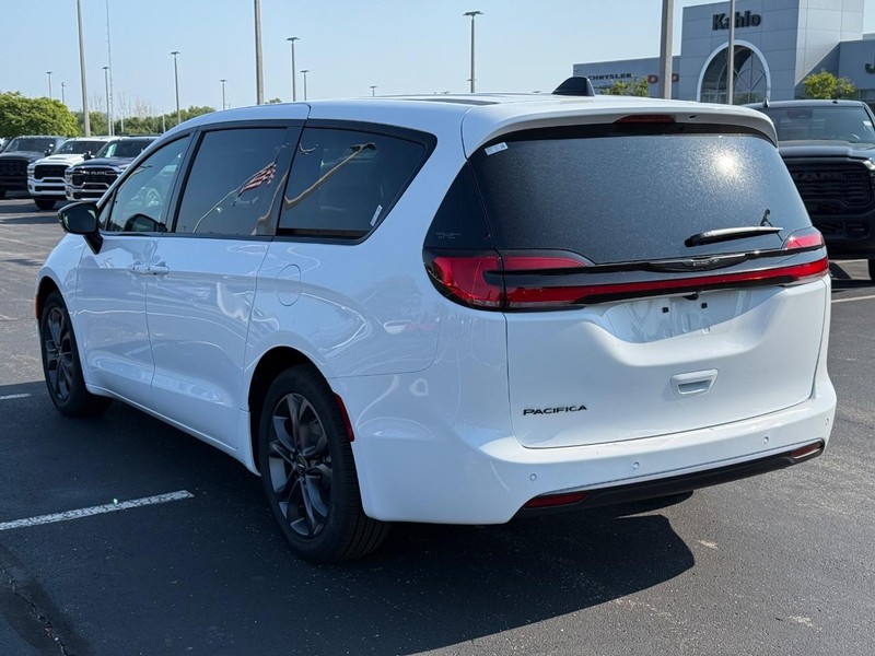 Chrysler Pacifica Vehicle Full-screen Gallery Image 5