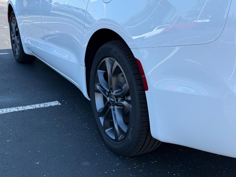 Chrysler Pacifica Vehicle Full-screen Gallery Image 6