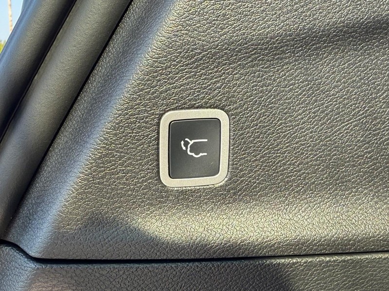 Chrysler Pacifica Vehicle Full-screen Gallery Image 8