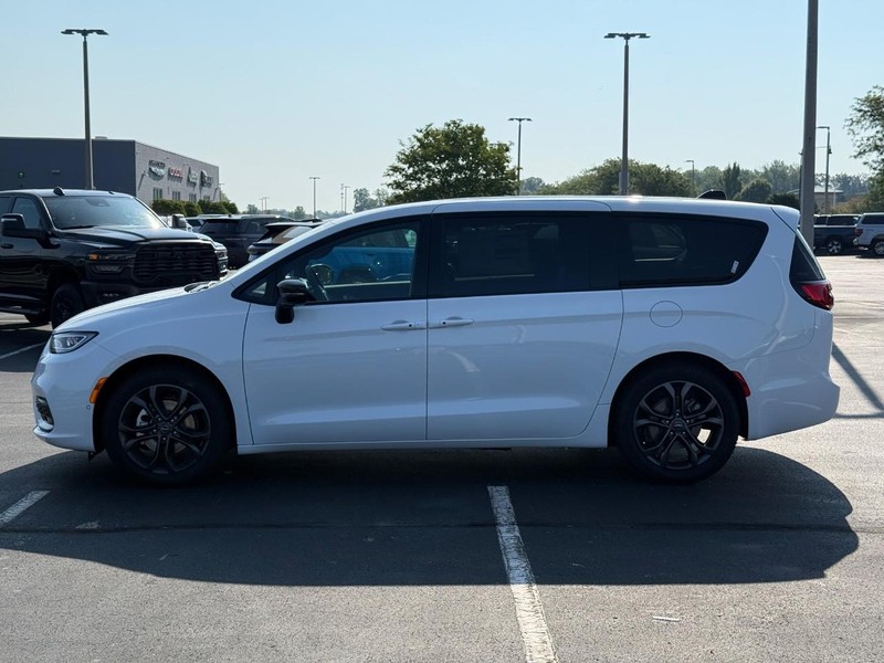 Chrysler Pacifica Vehicle Full-screen Gallery Image 9