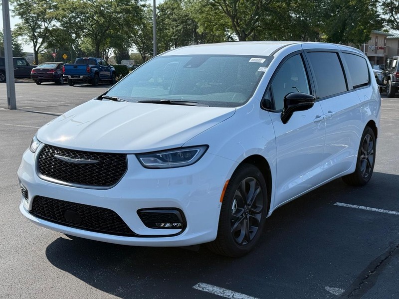 Chrysler Pacifica Vehicle Full-screen Gallery Image 10