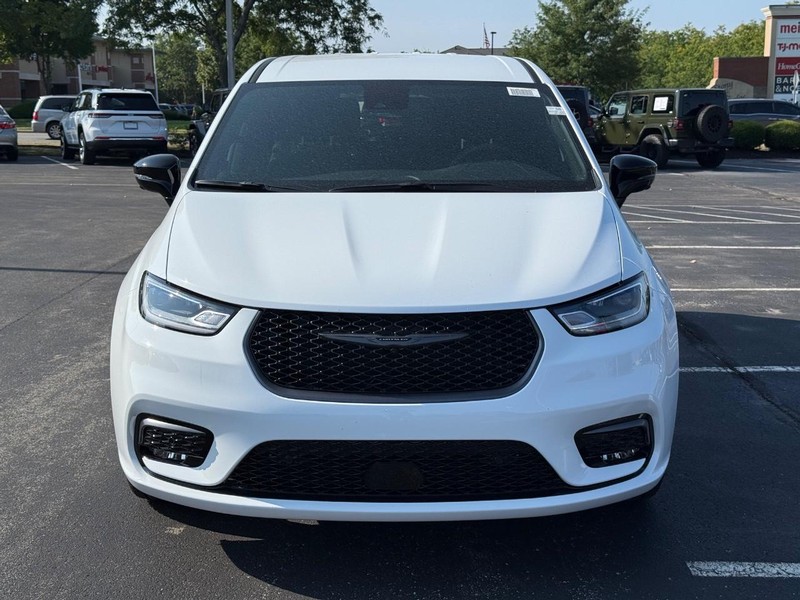 Chrysler Pacifica Vehicle Full-screen Gallery Image 11