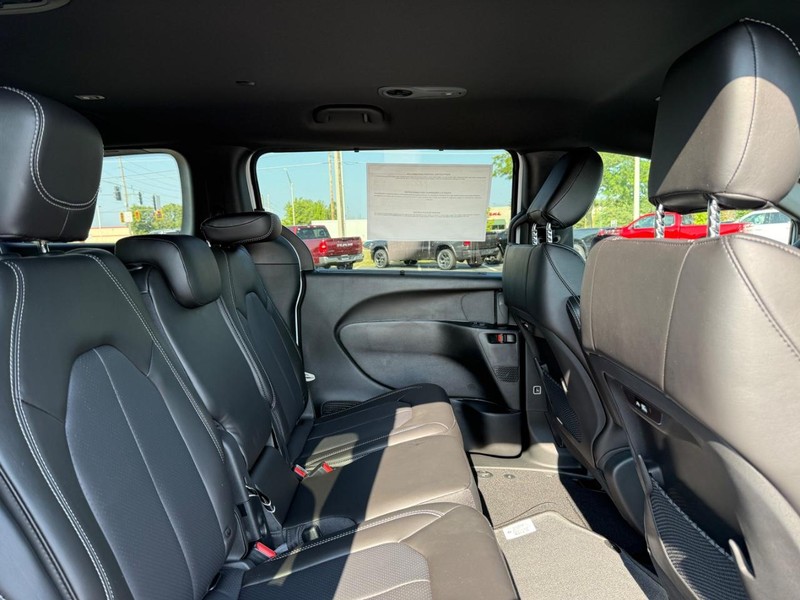 Chrysler Pacifica Vehicle Full-screen Gallery Image 12