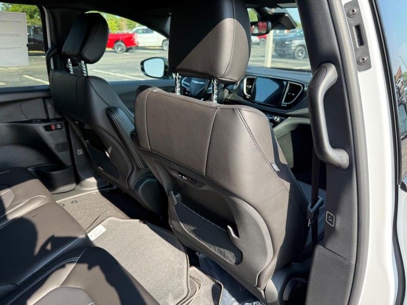 Chrysler Pacifica Vehicle Full-screen Gallery Image 13