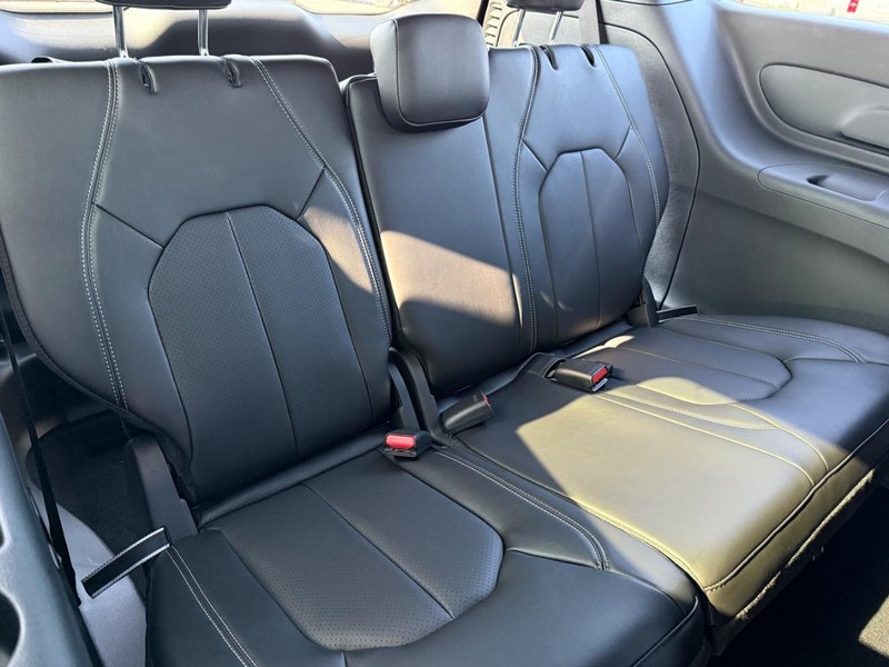 Chrysler Pacifica Vehicle Full-screen Gallery Image 14