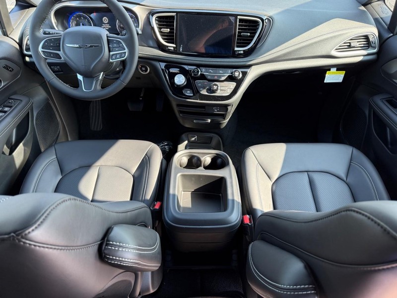 Chrysler Pacifica Vehicle Full-screen Gallery Image 15