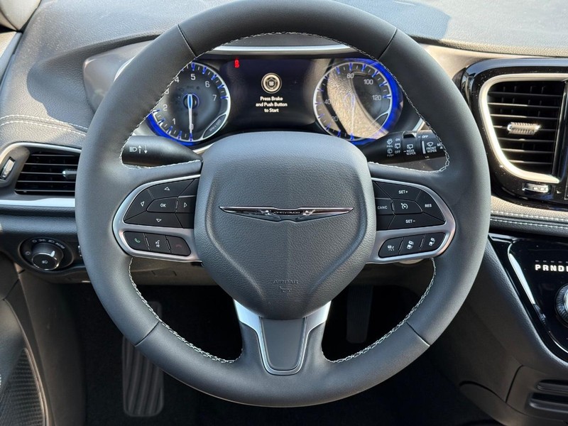 Chrysler Pacifica Vehicle Full-screen Gallery Image 16