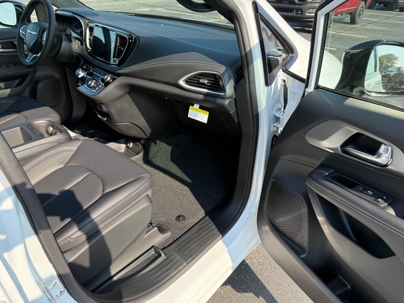 Chrysler Pacifica Vehicle Full-screen Gallery Image 17