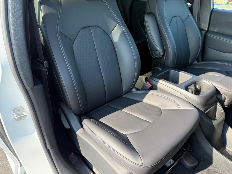 Chrysler Pacifica Vehicle Full-screen Gallery Image 18