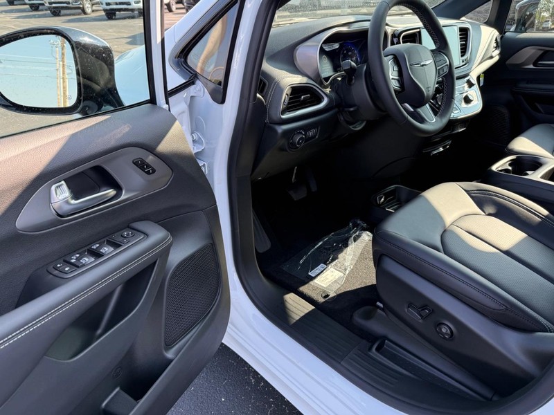 Chrysler Pacifica Vehicle Full-screen Gallery Image 19