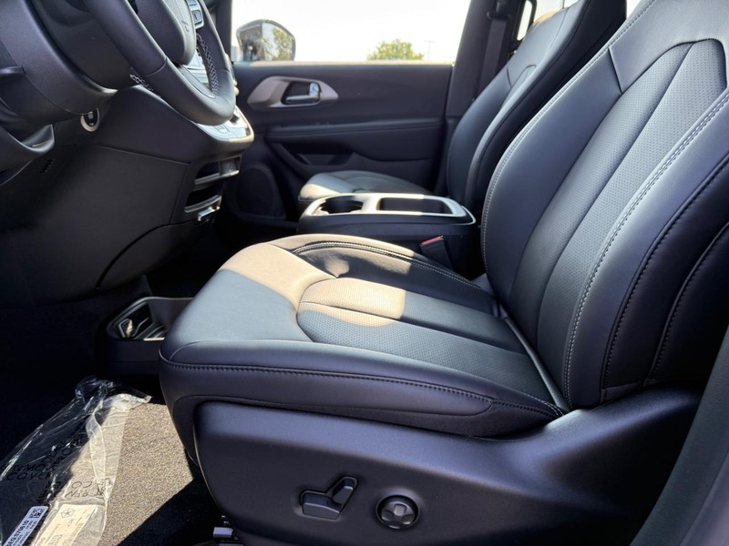 Chrysler Pacifica Vehicle Full-screen Gallery Image 20