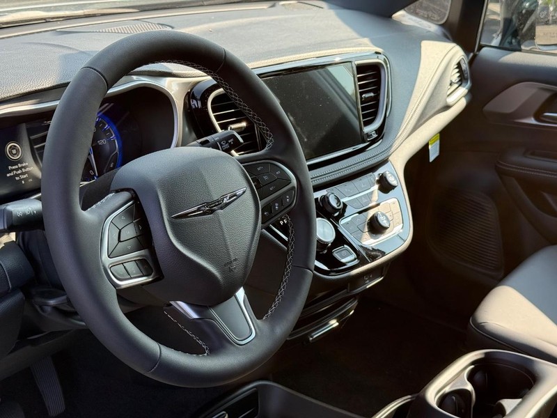 Chrysler Pacifica Vehicle Full-screen Gallery Image 21