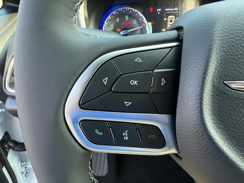 Chrysler Pacifica Vehicle Full-screen Gallery Image 22