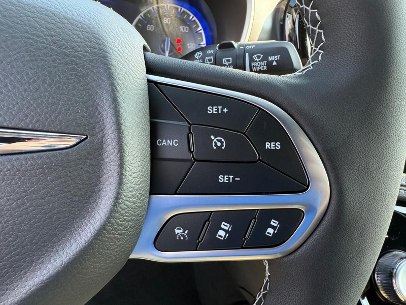 Chrysler Pacifica Vehicle Full-screen Gallery Image 23