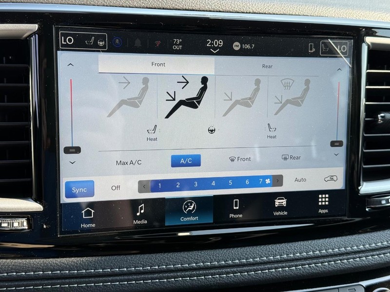 Chrysler Pacifica Vehicle Full-screen Gallery Image 25