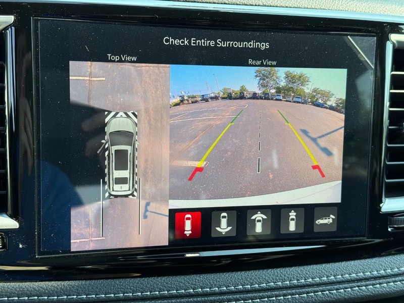 Chrysler Pacifica Vehicle Full-screen Gallery Image 26