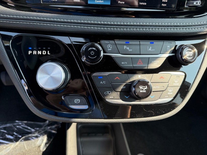 Chrysler Pacifica Vehicle Full-screen Gallery Image 27