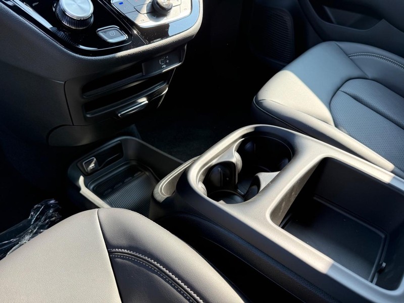 Chrysler Pacifica Vehicle Full-screen Gallery Image 28