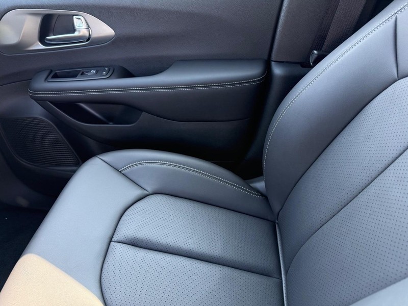 Chrysler Pacifica Vehicle Full-screen Gallery Image 29