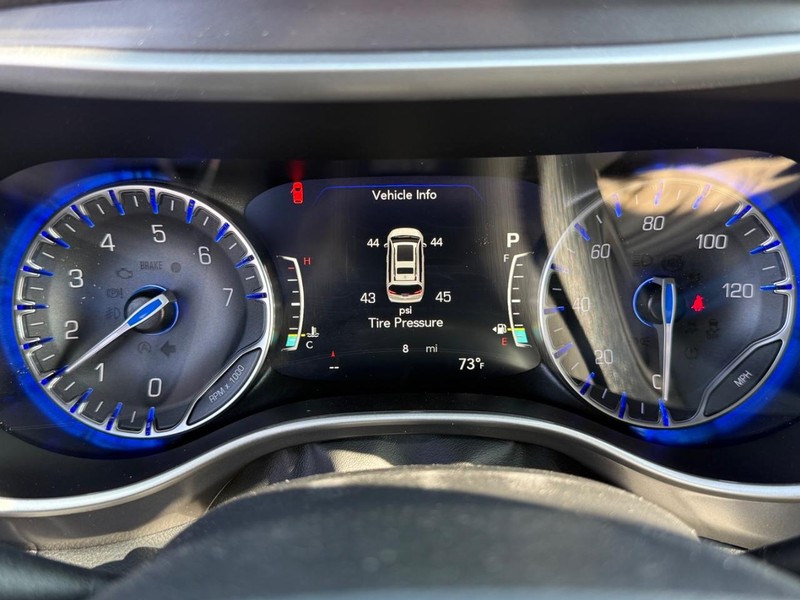 Chrysler Pacifica Vehicle Full-screen Gallery Image 30