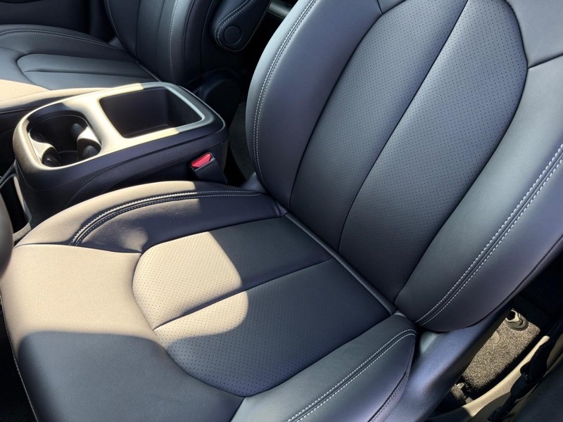 Chrysler Pacifica Vehicle Full-screen Gallery Image 32