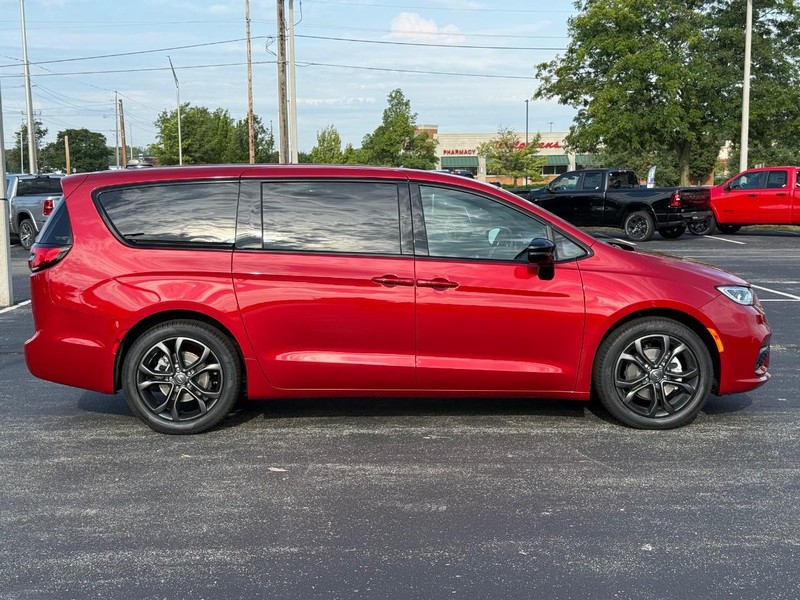 Chrysler Pacifica Vehicle Full-screen Gallery Image 2