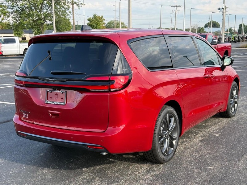 Chrysler Pacifica Vehicle Full-screen Gallery Image 3