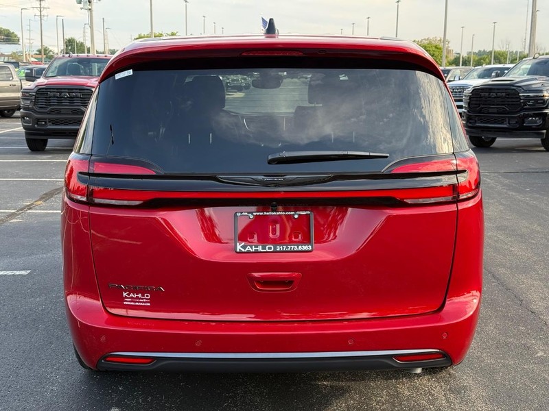 Chrysler Pacifica Vehicle Full-screen Gallery Image 4