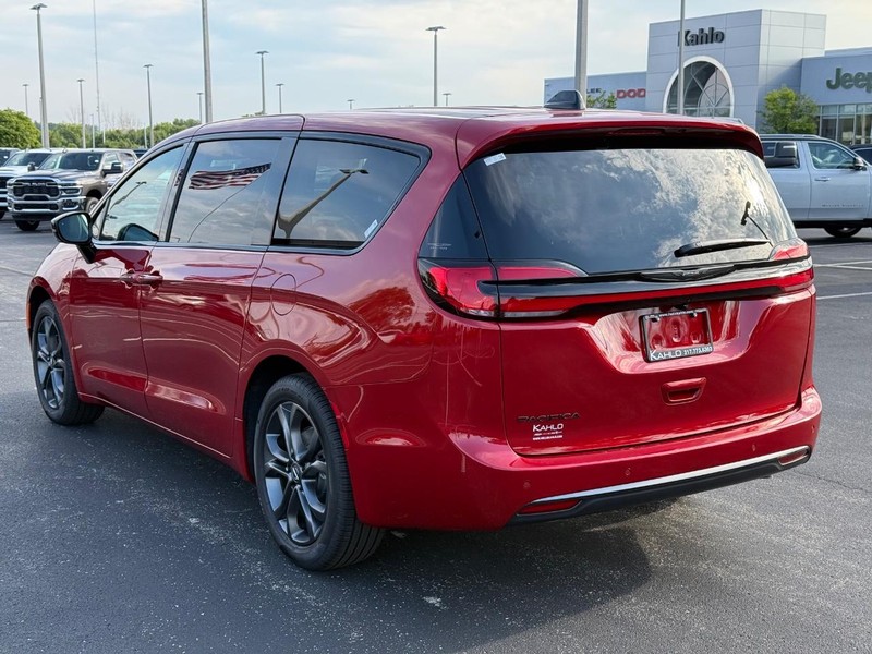 Chrysler Pacifica Vehicle Full-screen Gallery Image 5