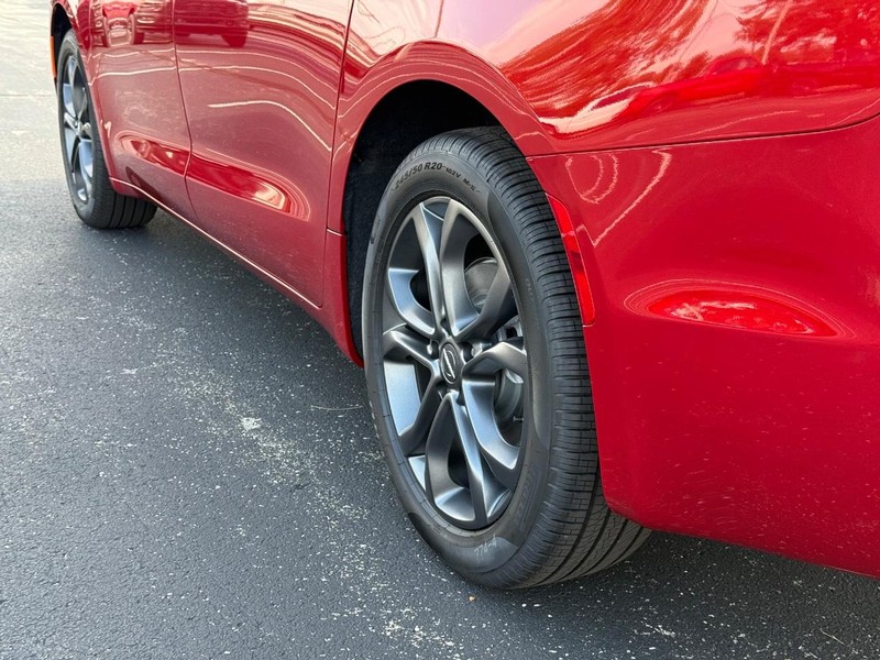 Chrysler Pacifica Vehicle Full-screen Gallery Image 6