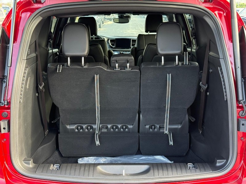 Chrysler Pacifica Vehicle Full-screen Gallery Image 7