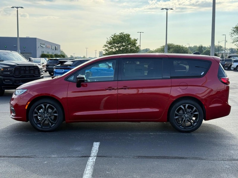 Chrysler Pacifica Vehicle Full-screen Gallery Image 9
