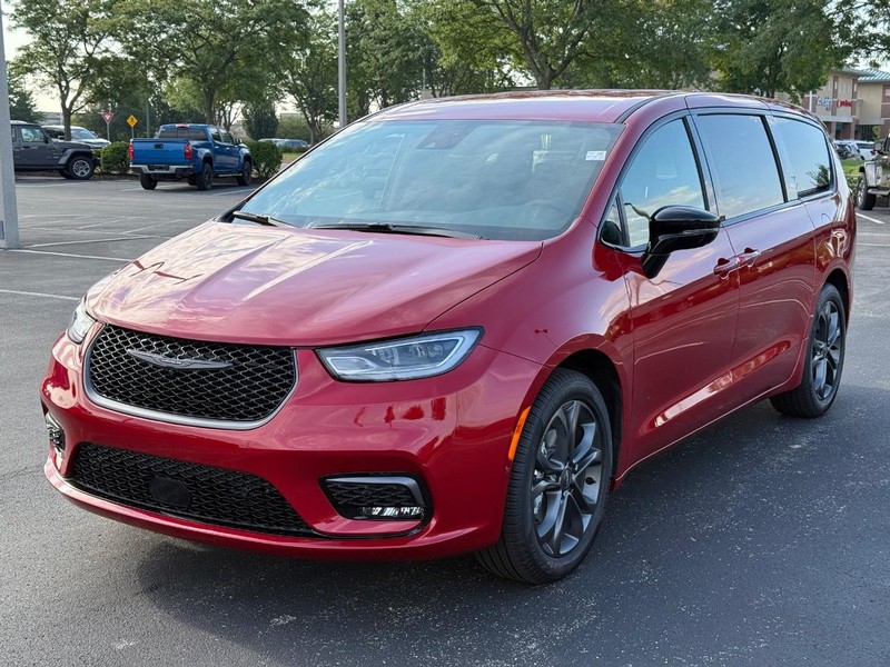 Chrysler Pacifica Vehicle Full-screen Gallery Image 10