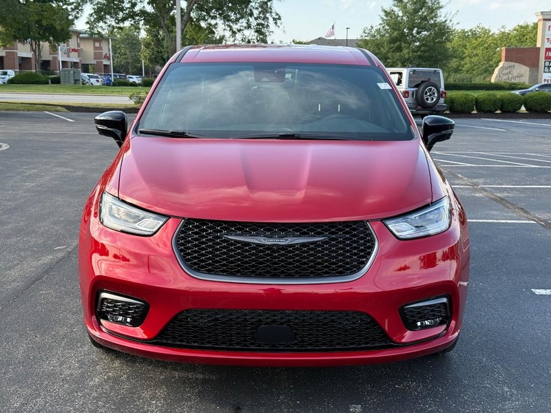 Chrysler Pacifica Vehicle Full-screen Gallery Image 11