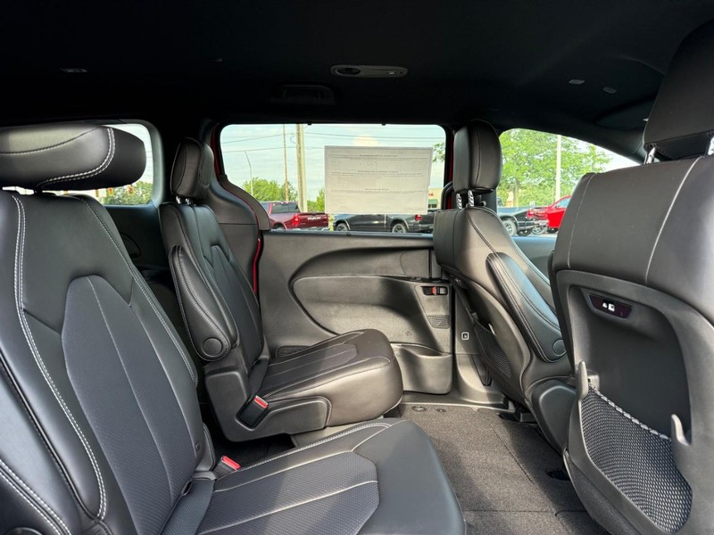 Chrysler Pacifica Vehicle Full-screen Gallery Image 12