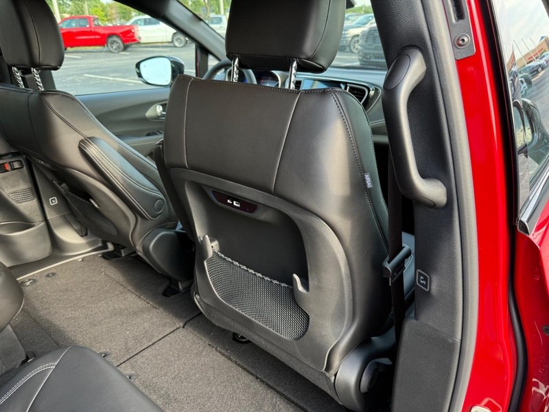 Chrysler Pacifica Vehicle Full-screen Gallery Image 13