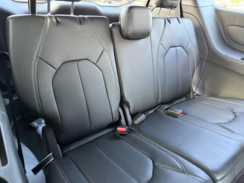 Chrysler Pacifica Vehicle Full-screen Gallery Image 14