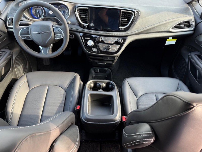 Chrysler Pacifica Vehicle Full-screen Gallery Image 15