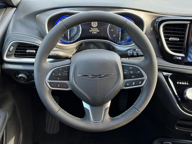 Chrysler Pacifica Vehicle Full-screen Gallery Image 16